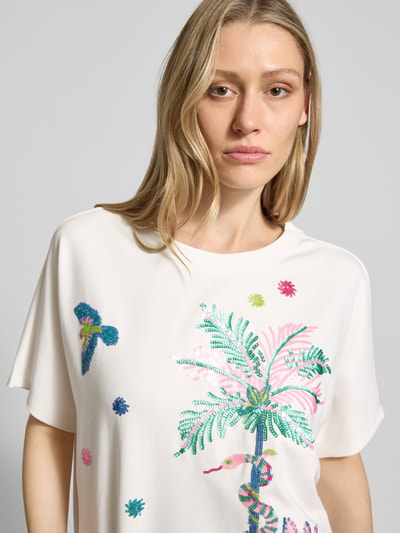 Frauenmodel trägt Relaxed Fit T-Shirt mit Pailletten von Milano Italy aus Viskose-Mix mit Stretch-Anteil, Rundhalsausschnitt, Nahaufnahme Oberkörper.
