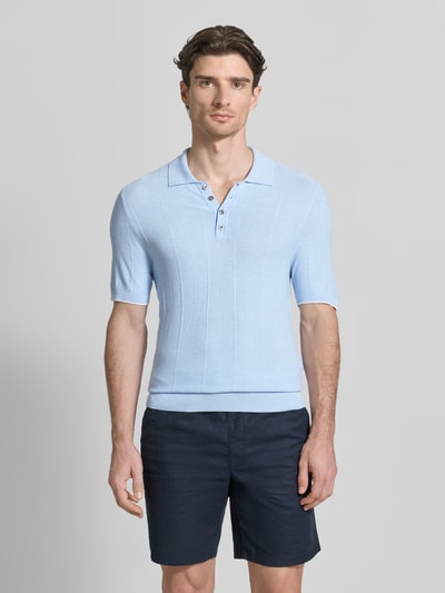 Männermodel draagt lichtblauw Slim Fit poloshirt met viscose, model 'Gio' van CINQUE, polokraag, ruglengte bij maat M 71 cm, Ganzkörperansicht van voren.