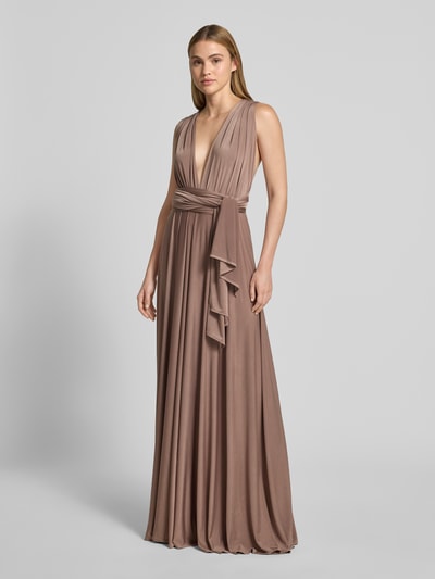 Frauenmodel trägt Abendkleid mit rückseitiger Bindung und V-Ausschnitt von Rose Avenue, Taillierter Schnitt, Maxikleid, Drapierungen, Ganzkörperansicht von vorne.
