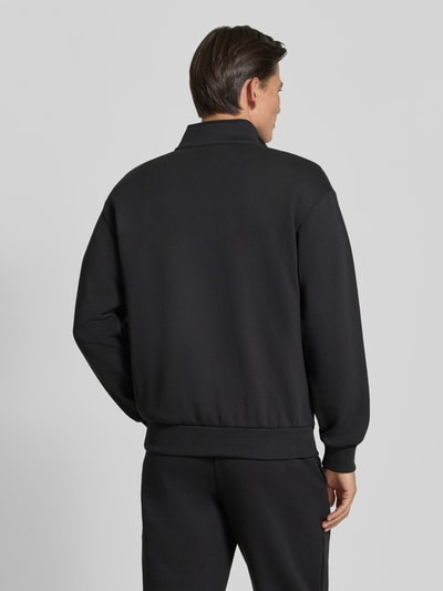 Männermodel trägt zwarte regular fit schipperstrui van katoenmix van Lacoste, Heren Troyer, Ganzkörperansicht Rückansicht