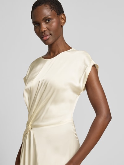 Frauenmodel trägt Maxikleid mit Viskose-Anteil von Victoria Beckham in Creme, Acetat-Viskose-Mix, taillierte Passform, Rundhalsausschnitt, kurzärmelig, Rückseitiger Reißverschluss, Nahaufnahme Oberkörper.