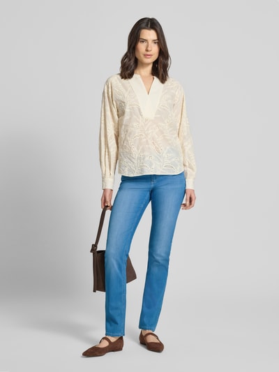 Frauenmodel trägt Slim Fit Jeans im 5-Pocket-Design Modell 'CICI' von Angels, Baumwoll-Mix mit Stretch-Anteil, Gerader-Schnitt, Ganzkörperansicht von vorne.