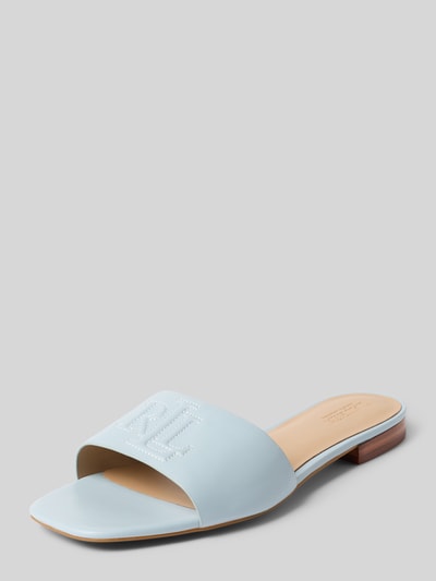 Produktfoto, Pantoletten aus reinem Leder Modell 'EVERLEY SLD' von Lauren Ralph Lauren in blauer Lederoptik, quadratische Schuhspitze, gerader Schnitt, Blockabsatz, Label-Prägung, Logo-Detail, Verschluss Schlupf/offen, strukturierte Sohle, Materialverarbeitung Glattleder, Material echtes Leder.
