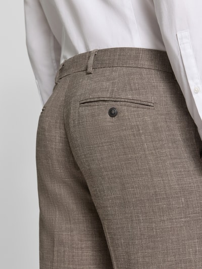 Männermodel trägt Slim Fit Anzughose mit Woll-Anteil Modell 'SLIM-OASIS' von SELECTED HOMME, melange, twill, detalle Aufnahme Gesäßbereich.
