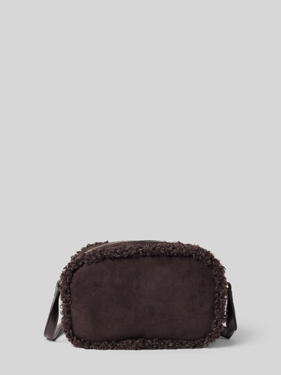 Produktfoto, Umhängetasche mit Teddy-Besatz von BOSS in unifarbener Lederoptik mit Struktur, Logo-Detail und Zipper, Innenfächer und Schulterriemen