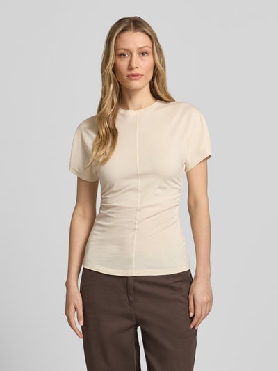 Frauenmodel trägt T-Shirt aus Baumwolle mit Rundhalsausschnitt von Jake*s Casual in Beige, Slim-Fit, Teilungsnaht, Ganzkörperansicht von vorne.