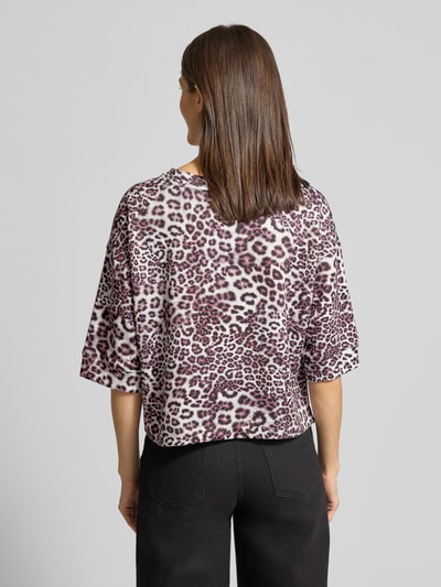 Vrouwenmodel draagt Relaxed Fit T-Shirt uit viscosemix met allover animal-print van Marc Cain, elastische stof, ronde hals, half mouw, relaxed fit. Volledige lichaamsweergave achteraan.