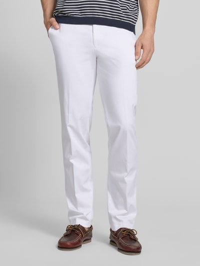 Männermodel trägt Regular Fit Chino mit Eingrifftaschen Modell 'Peaker' von Hiltl aus Baumwoll-Elasthan-Mix, Ganzkörperansicht von vorne. Bundweite bei Größe 50: 45 cm, Innenbeinlänge 84 cm.