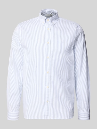 Produktfoto, Regular Fit Freizeithemd aus reiner Bio-Baumwolle Modell 'QUAASA' von Armedangels in Weiß mit feinen blauen Streifen, Button-Down-Kragen, einreihige Knopfleiste, langarm, unifarbene Optik, Logo-Detail, glatte Baumwoll-Textur.