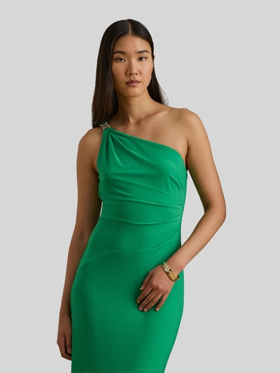 Frauenmodel trägt Abendkleid mit Ziersteinbesatz Modell 'BELINA' von Lauren Ralph Lauren in kräftigem Grün, One-Shoulder-Look, Nahaufnahme Oberkörper. Material-Mix mit Stretch-Anteil für figurbetonten Schnitt.
