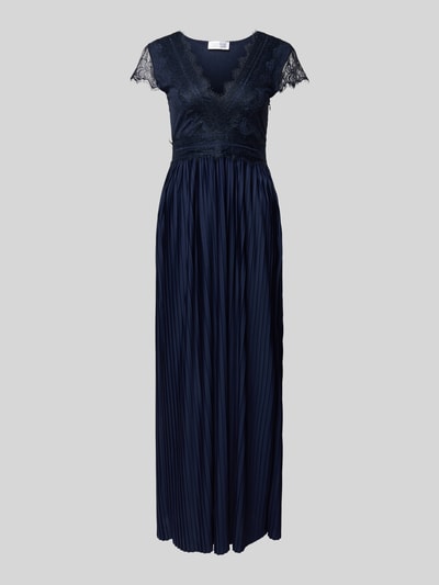 Produktfoto, Abendkleid in Falten-Optik Modell 'Emelie' von GUIDO MARIA KRETSCHMER WOMAN in dunkelblauem Satin, taillierte Passform, V-Ausschnitt, Oberteil mit Spitzenbesatz, Kurzärmelig, Maxilänge, Taillenpasse, strukturierte Falten, glatte und glänzende Textur