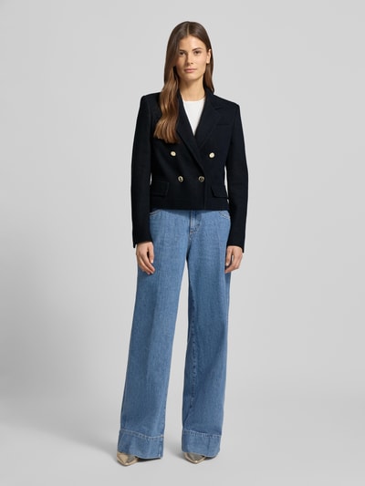 Vrouwenmodel draagt 'Blazer mit Reverskragen' van Windsor in zwart, katoenmix, regular fit, knoopsluiting, klepzakken, voorkant volledige lichaamsweergave. Ruglengte maat 36: 51 cm, borstwijdte: 47 cm, mouwlengte: 63 cm.