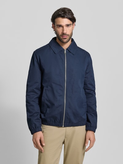 Männermodel trägt Regular Fit Jacke mit Umlegekragen von MCNEAL in Dunkelblau, Material-Mix mit Baumwoll-Anteil, Ganzkörperansicht von vorne
