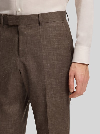 Männermodel trägt Slim Fit pantalon van mix van scheerwol, zijde en linnen model 'H-GENIUS-B1-262' van BOSS in melangelook met persplooien, steekzakken en achterzakken, knoop- en ritssluitingdetail, riemlussen, detailopname voorkant, Nahaufnahme Oberkörper.
