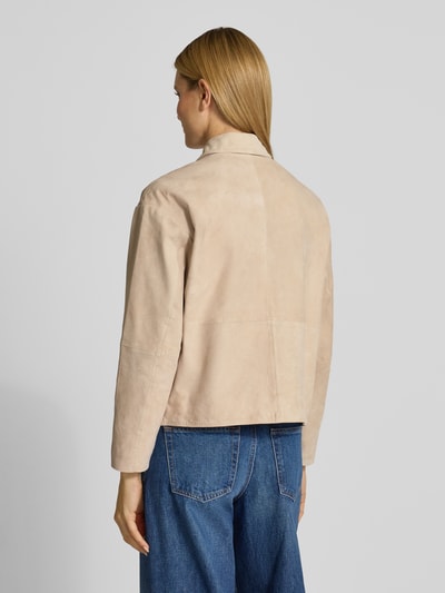 Frauenmodel trägt Lederjacke mit Pattentaschen von Smith and Soul aus Ziegenleder in Beige im Relaxed-Fit, Ganzkörperansicht Rückansicht. Rückenlänge 56 cm, Schulterbreite 55 cm, Brustweite 58 cm, Ärmellänge 54 cm.