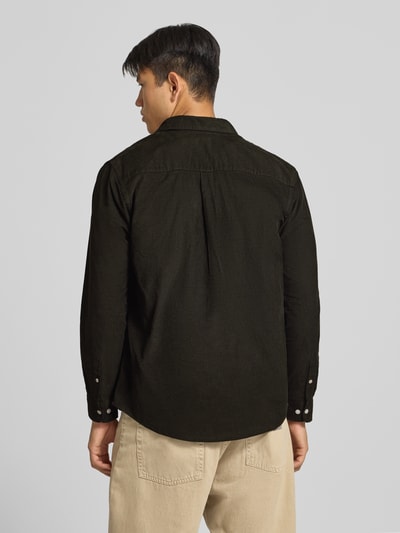 Männermodel trägt Slim Fit Freizeithemd aus Cord mit Kentkragen von JACK & JONES, Baumwolle, Knopfleiste, dunkles Grün, Ganzkörperansicht Rückansicht.