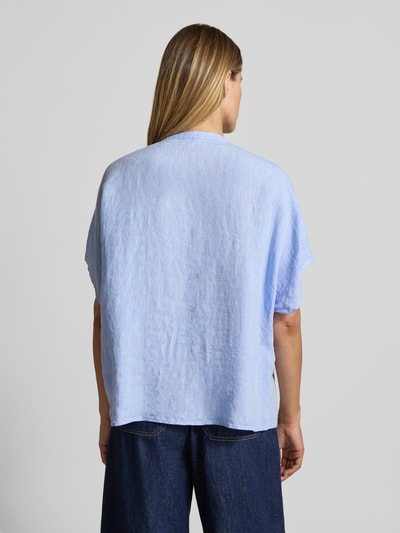 Frauenmodel trägt Relaxed Fit Leinenbluse mit Rüschen von Milano Italy in Hellblau, reine Leinenstruktur, lockerer Schnitt, Ganzkörperansicht Rückansicht.