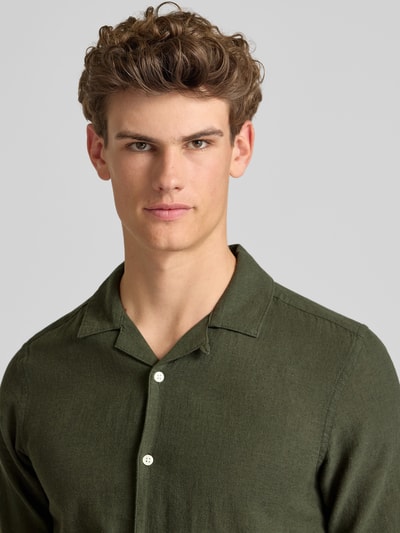 Männermodel trägt Slim Fit Freizeithemd aus Baumwoll-Leinen-Mix Modell 'CAIDEN' von Only & Sons in Melange-Optik, Nahaufnahme Oberkörper.