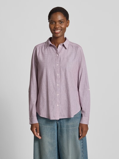 Frauenmodel trägt Regular Fit Hemdbluse aus reiner Baumwolle von Tom Tailor in Helllila mit feiner Textur, Ganzkörperansicht von vorne, Damen Hemdbluse von Tom Tailor