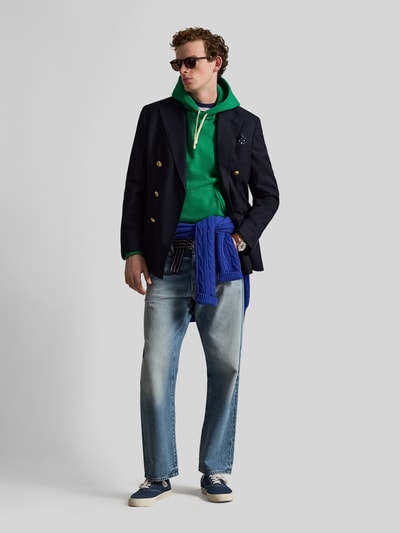 Männermodel trägt Regular Fit Hoodie aus Baumwoll-Mix von Polo Ralph Lauren in Grün, Optik: Unifarben, Logo-Detail, Kängurutasche, Sweat, Kapuze mit Tunnelzug, Langarm, Ärmelabschluss gerippt, Rumpfabschluss gerippt, Materialverarbeitung: Baumwoll-Mix, Ganzkörperansicht von vorne.