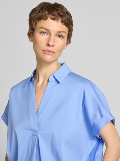 Frauenmodel trägt Regular Fit Bluse mit V-Ausschnitt Modell 'Basilia' von JOOP! in Hellblau, Baumwoll-Mix, Nahaufnahme Oberkörper.
