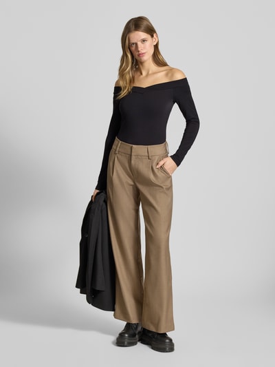 Vrouwenmodel draagt Slim Fit Langarmshirt aus Viskose-Mix van Pieces, unie kleur, v-hals, lange mouw, stretch, volledige vooraanzicht.
