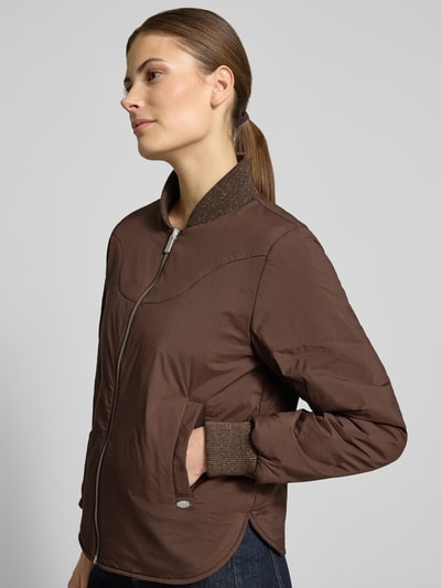Vrouwenmodel draagt Regular Fit bomberjack met opstaande kraag van Scotch & Soda, bruin, steekzakken, ritssluiting, ribboorden, zijkant bovenlichaam