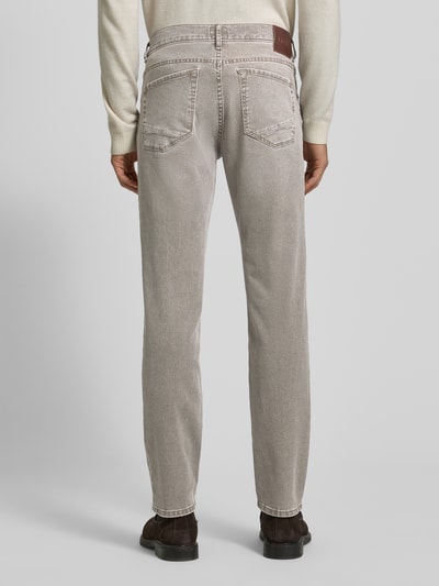 Männermodel trägt Slim Fit Jeans mit 5-Pocket-Design Modell 'Chuck' von Brax, Baumwoll-Elasthan-Mix, Rückansicht, Ganzkörperansicht. Bundweite 42 cm, Innenbeinlänge 79 cm bei Größe 32/32.