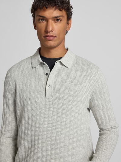Męski model nosi Regular Fit Strickpullover aus Woll-Baumwoll-Mix Modell 'SMEATON' od Barbour, melanż, faktura, kołnierzyk polo, dzianina, Nahaufnahme Oberkörper.