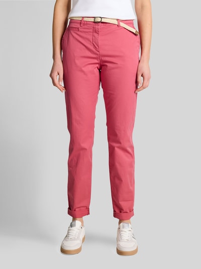 Frauenmodel trägt Slim Fit Chino aus Baumwoll-Mix von Tom Tailor in Rosa mit Gürtelschlaufen, kontrastierenden Nähten und Gürtel, Nahaufnahme Oberkörper.