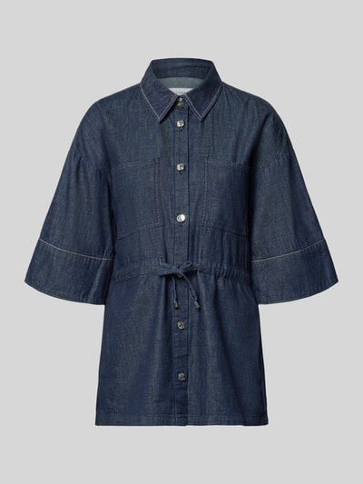 Produktfoto, Hemdbluse in Denim-Optik mit Brusttaschen von Comma aus reiner Baumwolle, taillierte Passform, Halbarm, Hemdblusenkragen, durchgängige Knopfleiste, Tunnelzug in der Taille, strukturierte dunkelblaue Oberfläche, Kontrastnähte.