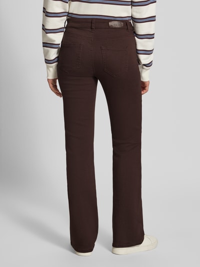 Frauenmodel trägt Bootcut-Jeans aus Baumwoll-Mix Modell 'BLUSH' von ONLY in Dunkelbraun, Damen Bootcut-Jeans von ONLY, Ganzkörperansicht Rückansicht.