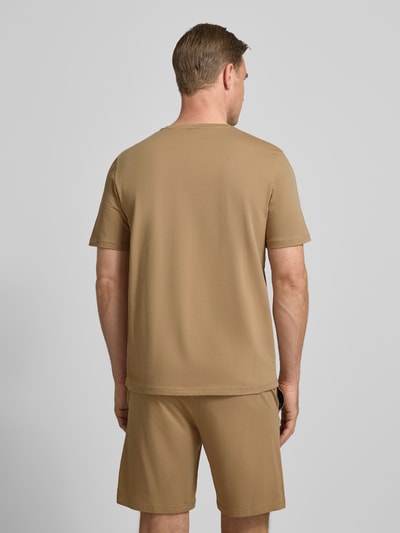 Männermodel trägt Regular Fit T-Shirt aus Baumwoll-Mix Modell 'MIX&MATCH T-SHIRT R' von BOSS, Optik: Unifarben, Ganzkörperansicht Rückansicht.
