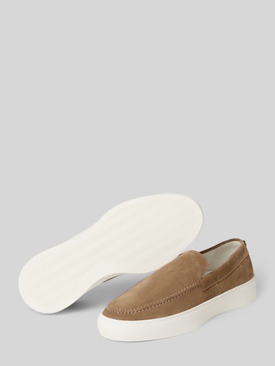 Produktfoto, Loafers aus Leder Modell 'Leyton' von Steve Madden für Herren in Braun mit abgerundeter Spitze, Schlupfform, Absatzhöhe 4 cm, Schafthöhe 6 cm, Schaftweite 6 cm, weiße Sohle, glatte Struktur