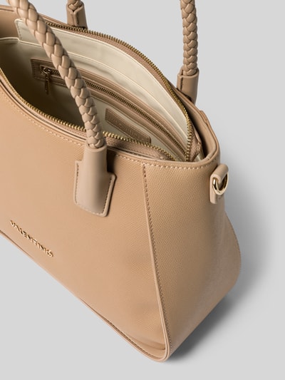 Produktfoto, beige Handtasche mit Label-Detail Modell 'ERIS' von VALENTINO BAGS, Zopfmuster-Trageriemen, Reißverschlussfach, Detailaufnahme