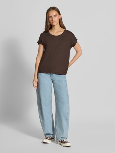 Frauenmodel trägt Regular Fit T-Shirt aus Viskose-Mix Modell 'MOSTER' von ONLY in Dunkelbraun, kombiniert mit hellblauen Jeans, Ganzkörperansicht von vorne, Damen T-Shirt von ONLY.