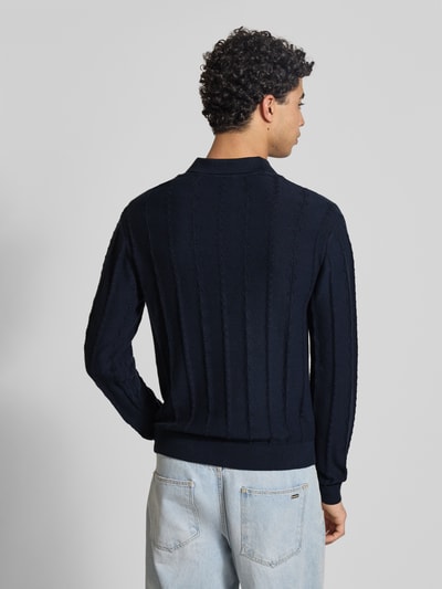 Männermodel trägt Strickpullover mit Strukturmuster und Polokragen von REVIEW, reine Baumwolle, Slim-Fit, Rückenlänge 65 cm, Ganzkörperansicht Rückansicht.
