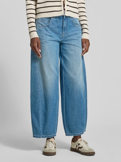 Vrouwenmodel draagt Barrel Fit jeans uit puur katoen model 'ORLA' van Cambio, denimlook, korte lengte, high waist, labelpatch, 5-pocketmodel, knoop- en ritssluiting, riemlussen, ganzebovenaanzicht.