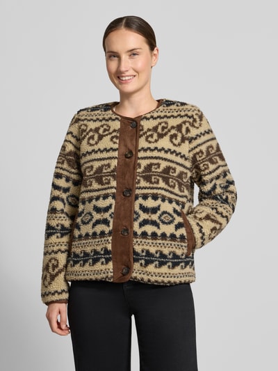 Frauenmodel trägt Regular Fit Teddyjacke mit Rundhalsausschnitt Modell 'LINDAU' von VERO MODA, gemustert in Beige, Braun und Schwarz, texturierte Oberfläche, Damen Teddy- / Webpelzjacke, Nahaufnahme Oberkörper.