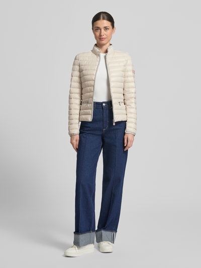Frauenmodel trägt Steppjacke mit Reißverschlusstaschen Modell 'SISTER JUDY' von Frieda & Freddies in Beige, Slim Fit, Ganzkörperansicht von vorne