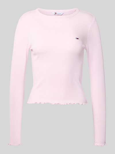 Produktfoto, Slim Fit Langarmshirt aus Baumwoll-Mix von Tommy Jeans, jasnoróżowy, wzór w paski, detal z logo, okrągły dekolt, drobne prążkowanie, zakończenie z falbanką, mieszanka bawełny