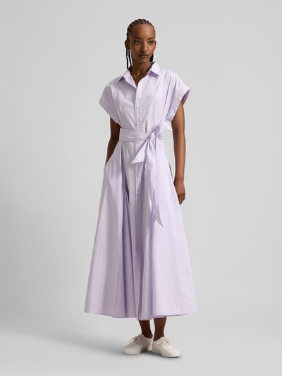 Frauenmodel trägt Tailliertes Hemdblusenkleid aus reiner Baumwolle von Polo Ralph Lauren, Unifarbe, Maxi-Länge, Gürtel, Kurzarm, Vorderansicht Ganzkörperansicht.