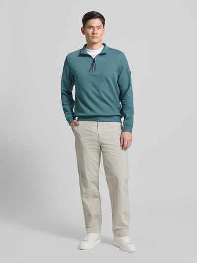Męski model nosi Regular Fit Troyer mit Stehkragen und Reißverschluss von Lerros, bawełniany mix, strukturalny wzór, kolor morski, widok całej sylwetki z przodu.