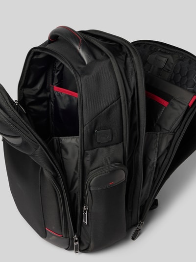 Produktfoto, Rucksack aus Kalbsleder-Mix mit Logo-Detail Modell 'Pro-DLX' von Samsonite in Schwarz mit rotem Innenfutter, Strukturmuster, mehrere Fächer, Reißverschlüsse und verstellbare Schulterriemen, Maße 34x44x16 cm, Hauptfach und Logo sichtbar.