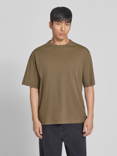 Männermodel trägt T-Shirt mit Logo-Print und Rundhalsausschnitt von Profuomo aus Reine Bio-Baumwolle im Relaxed-Fit, Ganzkörperansicht von vorne.