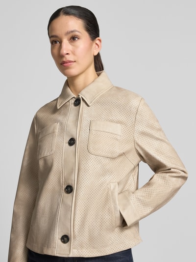 Frauenmodel trägt Regular Fit Jacke in Leder-Optik von Amber & June in Beige mit Umlegekragen, Brusttaschen, Knopfleiste, Nahaufnahme Oberkörper. Rückenlänge 54 cm, Schulterbreite 42 cm, Brustweite 52 cm, Ärmellänge 63 cm. Die Jacke zeigt eine perforierte Struktur.