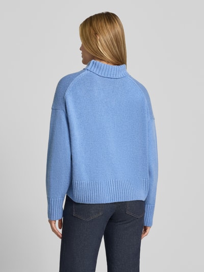 Frauenmodel trägt Relaxed Fit Pullover aus Schurwoll-Mix in Strick-Optik von Lanius, Rollkragen, blaue Farbe, Ganzkörperansicht Rückansicht.