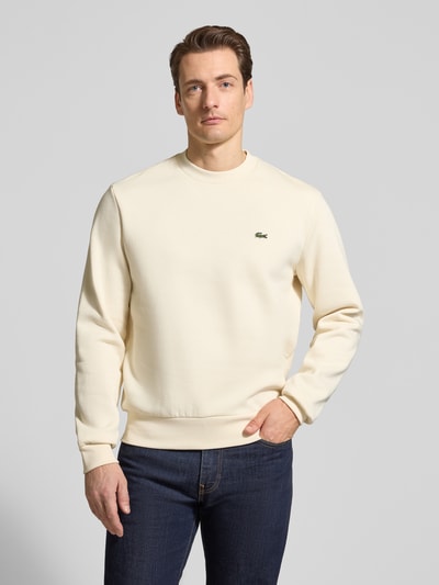 Männermodel trägt Regular Fit Sweatshirt aus Baumwoll-Mix von Lacoste, Optik: Unifarben, Rundhals, Langarm, Label-Patch, Sweat, Ganzkörperansicht von vorne.