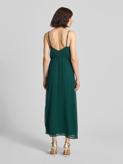 Frauenmodel trägt Abendkleid mit Spaghettiträgern Modell 'FALIA' von VILA in Dunkelgrün, Chiffon, A-Linie, Ganzkörperansicht Rückansicht.
