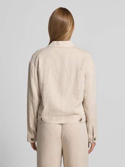 Vrouwenmodel draagt Jacke aus Leinen-Mix mit Kentkragen Modell 'Viana Ginia' van MSCH Copenhagen in beige, linnenmix, recht model, ruglengte maat S 53 cm, schouderbreedte 49 cm, borstwijdte 53 cm, mouwlengte 53 cm, knoopsluiting, kentkraag, detailopname rugaanzicht.